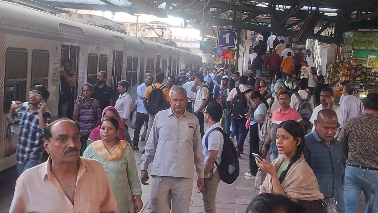 <p>The snag was reported due to an empty local train entering the Mumbai Central carshed breaching a point and getting detained</p>